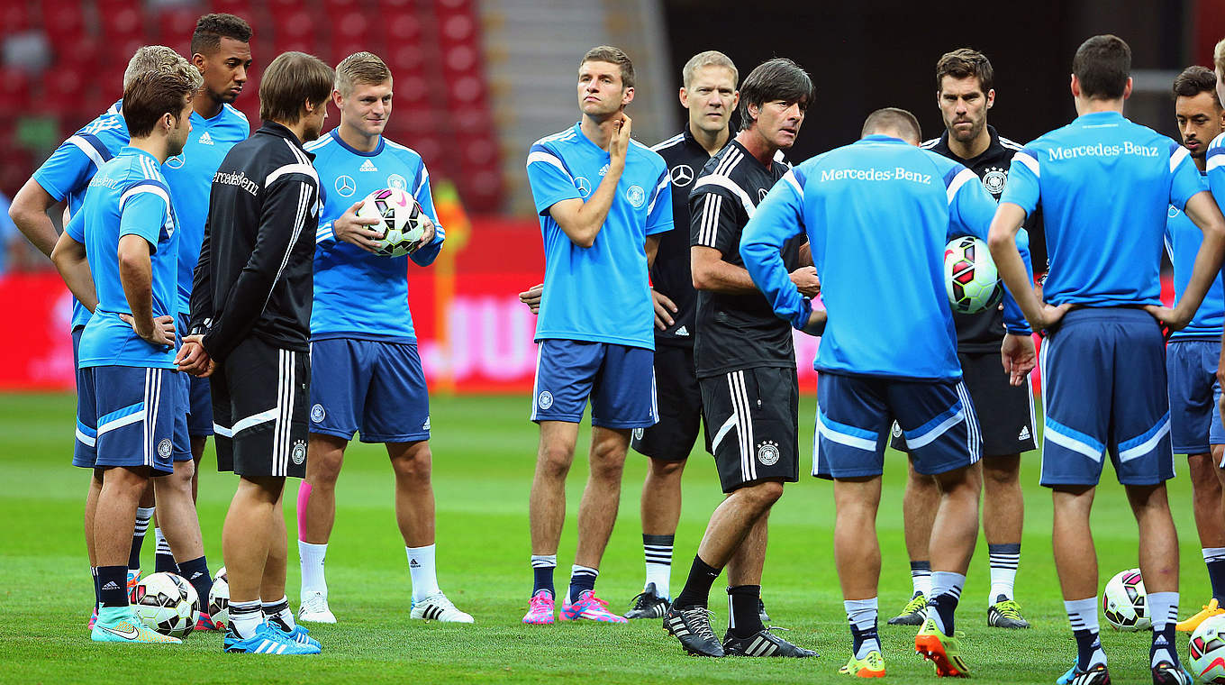 Schwört seine Mannschaft auf das Polen-Spiel ein: Joachim Löw © 2014 Getty Images