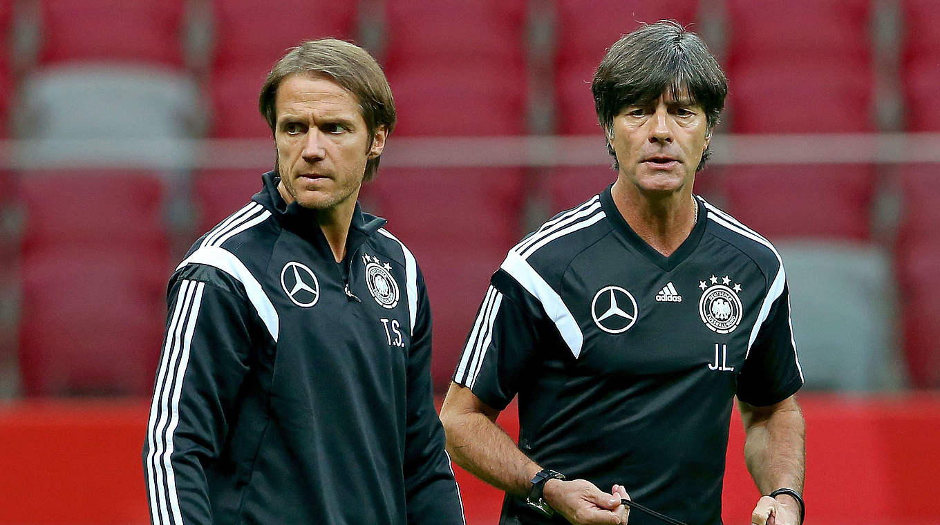 Nationalspieler beobachten: Bundestrainer Löw und Assistent Schneider © 2014 Getty Images