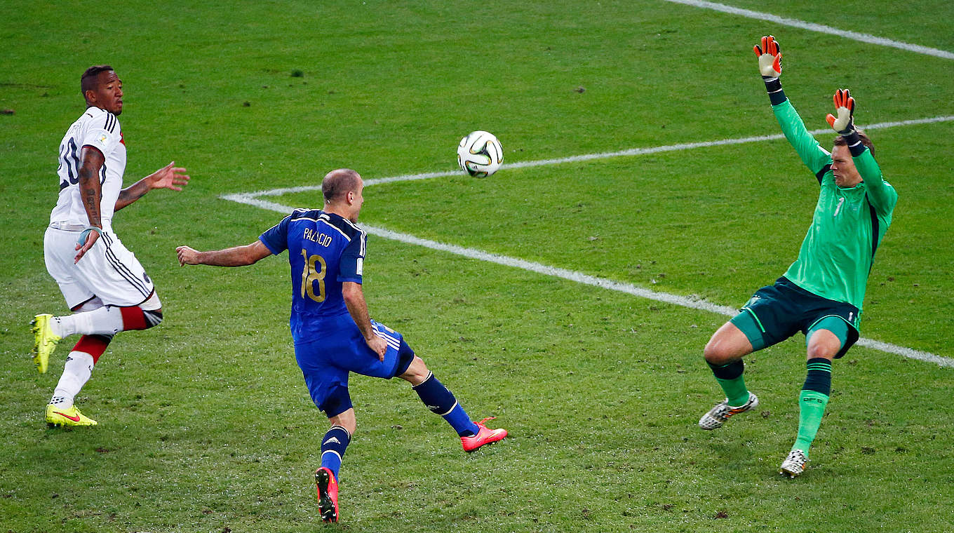 Neuer makes himself big in the World Cup final as Argentina's Palacious misses © 2014 Getty Images