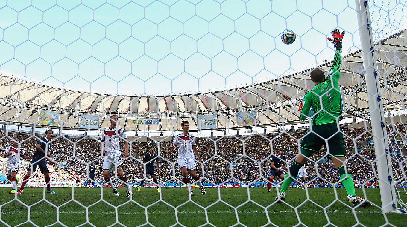 Glanzparade im WM-Viertelfinale gegen Frankreich: Neuer (r.) pariert Benzemas Schuss © 2014 Getty Images