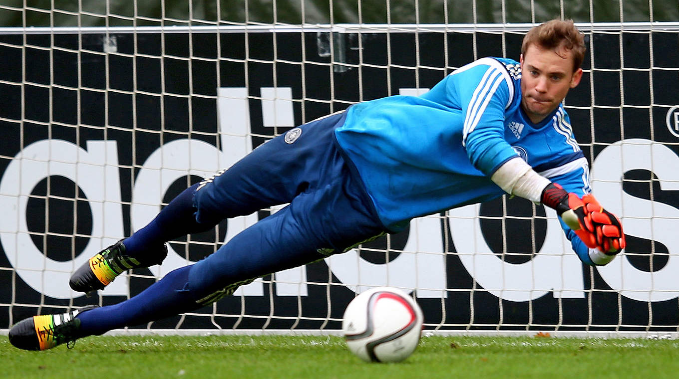 Auch im Training immer mit vollem Einsatz: Nationaltorwart Manuel Neuer © 2014 Getty Images