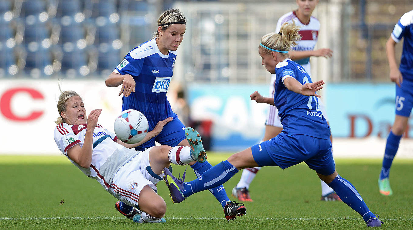 Spitzenspiel in der Allianz Frauen-Bundesliga: Es ging hart zur Sache zwischen Turbine Potsdam (blau) und Bayern München weiß) © Jan Kuppert