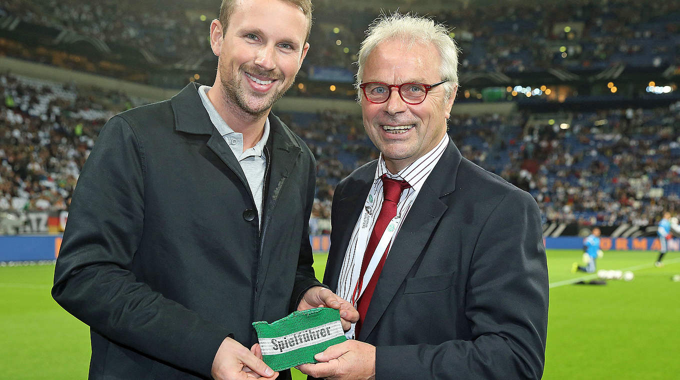 Übergibt die Kapitänsbinde aus dem EM-Finale ans Fußballmuseum: Dietz (r.) © firo Sportphoto