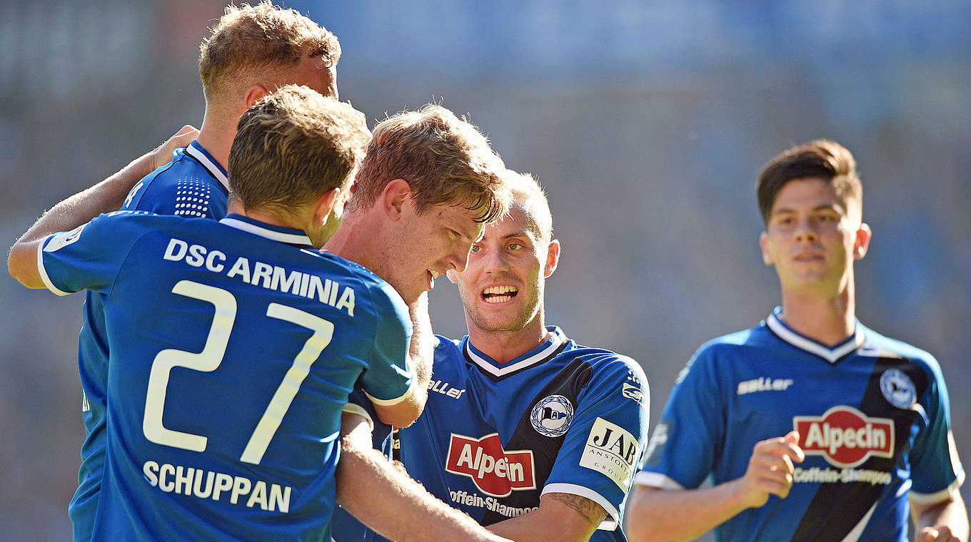 Am 15. Spieltag an der Spitze: die Spieler von Arminia Bielefeld © 2014 Getty Images