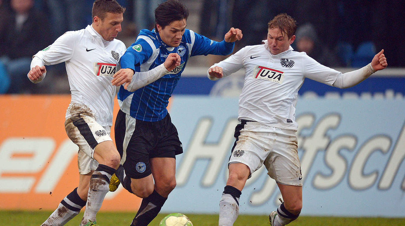 Rückkehr an die alte Wirkungsstätte: Münsters Kevin Schöneberg (r.) im letzten Derby 2013 © 2013 Getty Images