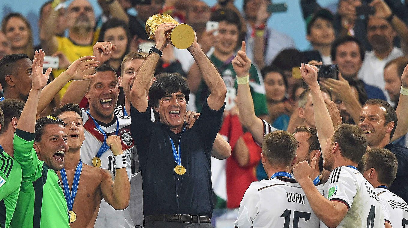 Da ist das Ding: Joachim Löw mit dem WM-Pokal in Rio © 2014 Getty Images