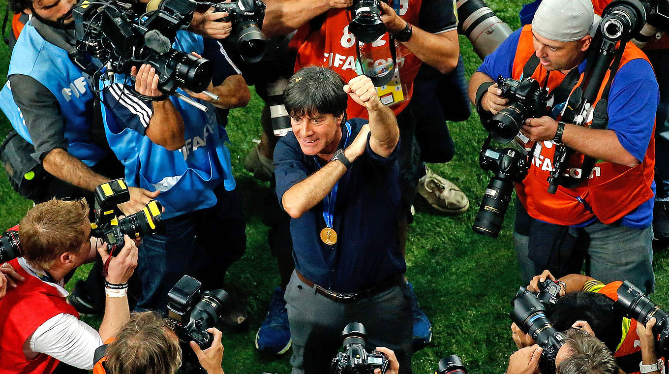 Jubel nach seinem größten Triumph im Maracana: Joachim Löw © 2014 Getty Images