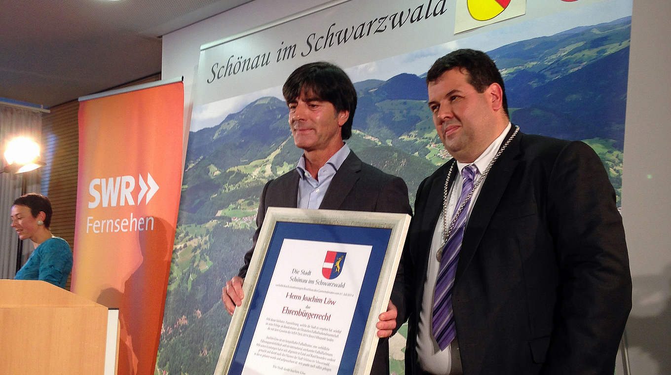 Löw with Schönau Mayor Schelshorn: "It's an honour" © DFB