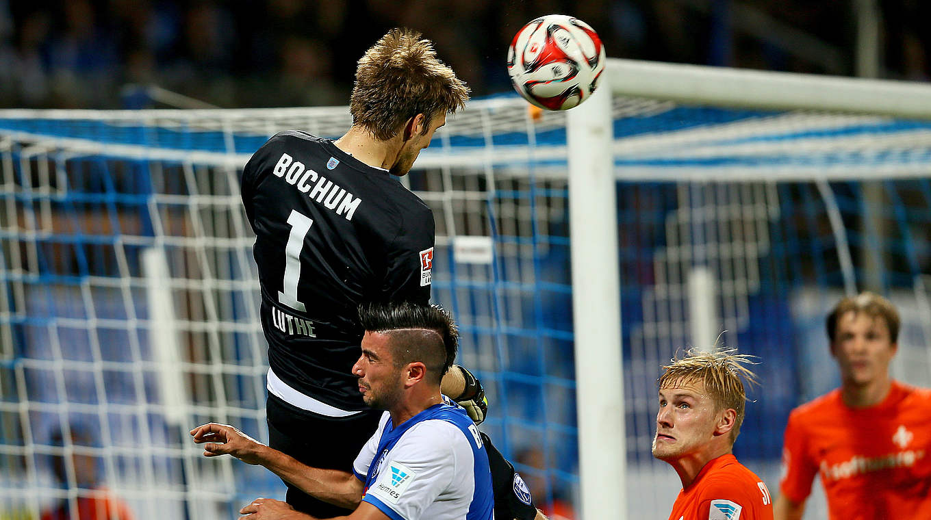 Bochum goalkeeper Andreas Luthe assists his side's last-minute equaliser © 2014 Getty Images