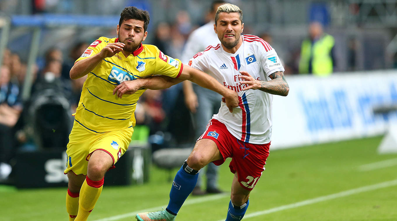 Kampf auf Biegen und Brechen: Kevin Volland und Valon Behrami (v.l.) © 2014 Getty Images