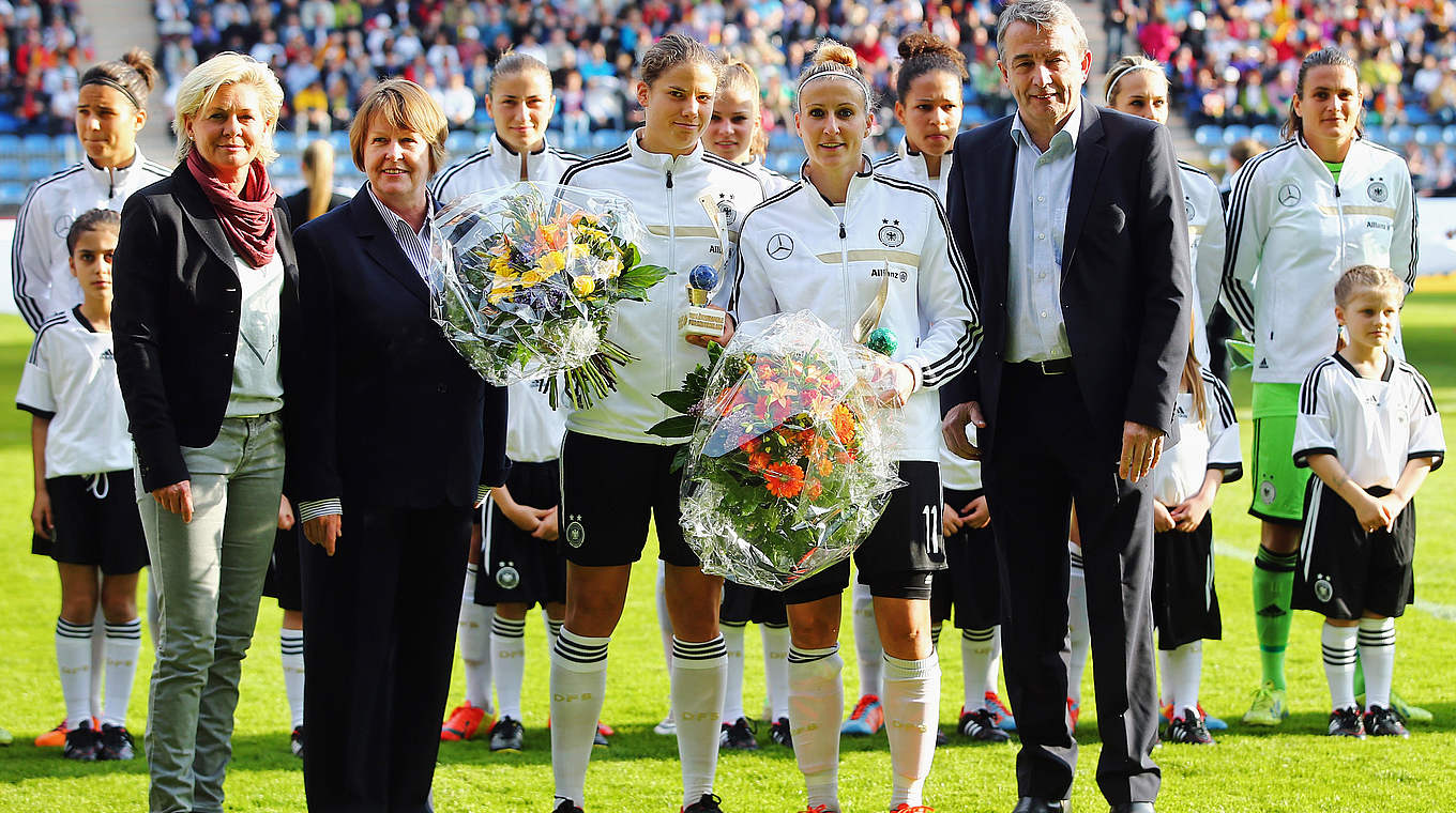 Meilenstein: Krahn (3.v.l.) vor ihrem 100. Länderspiel im April 2014 © 2014 Getty Images