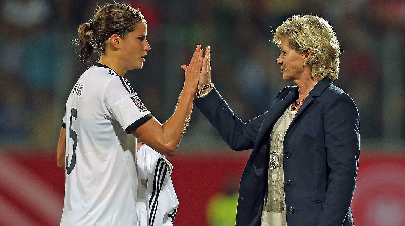 Die WM als großes Ziel: Annike Krahn und Bundestrainerin Silvia Neid (r.) © 2014 Getty Images
