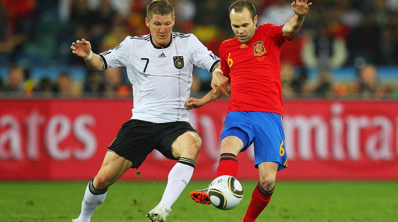 Duell der Mittelfeldstrategen: Bastian Schweinsteiger gegen Andres Iniesta © Getty Images