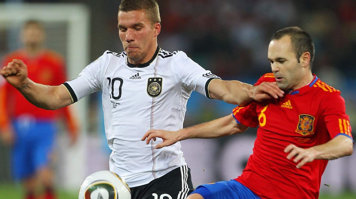 Zweikampf im WM-Halbfinale 2010: Lukas Podolski gegen Andres Iniesta. © Getty Images