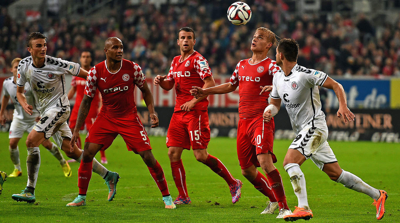 Alle Augen auf den Ball gerichtet: Fortuna Düsseldorf gegen FC St. Pauli © 2014 Getty Images