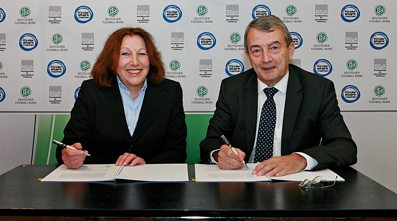 Unterschrift: Elisabeth Pott und Wolfgang Niersbach unterschreiben den neuen Drei-Jahres-Vertrag. © Carsten Kobow