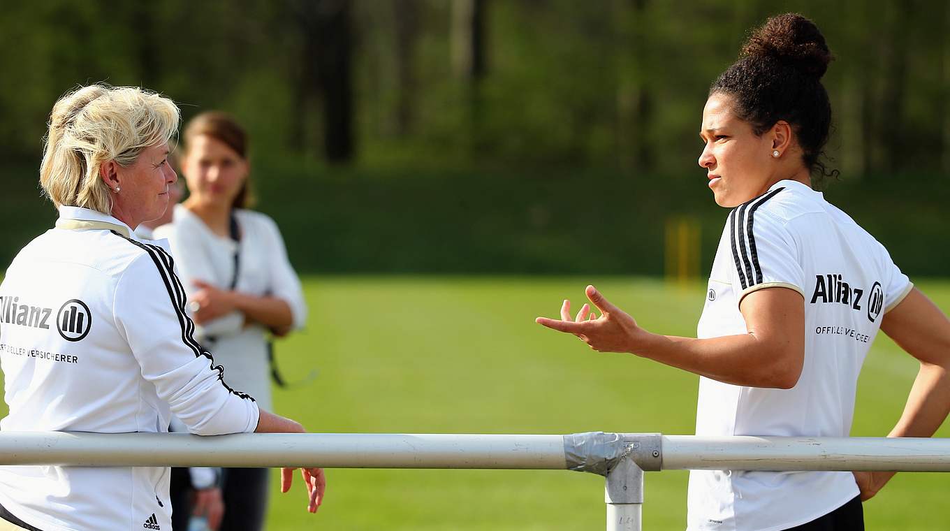 Die Bundestrainerin und die Stürmerin: Silvia Neid mit Célia Šašic. © 2014 Getty Images
