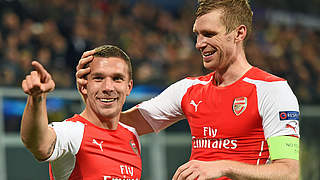 Schlug in letzter Minute für Arsenal zu: Lukas Podolski (l.) hier mit Per Mertesacker © afp