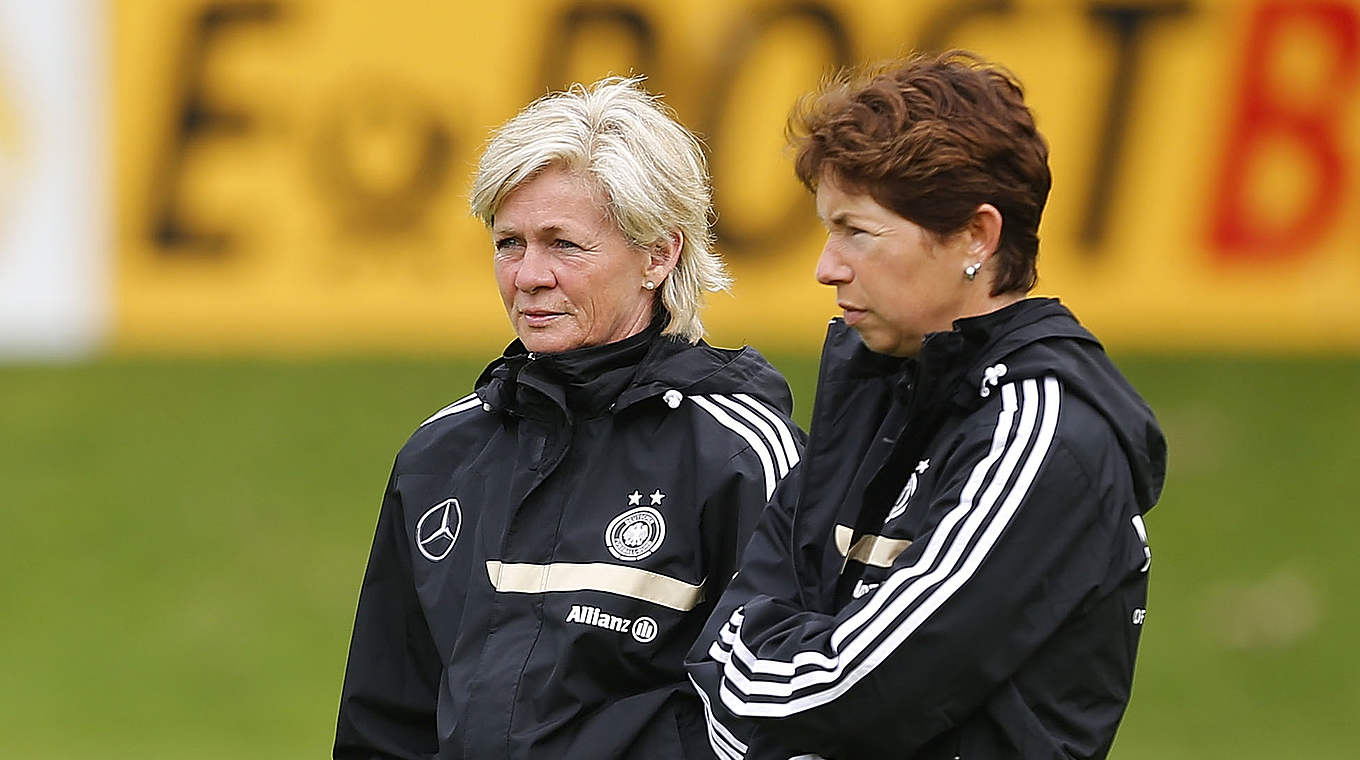 Zusammenarbeit unter DFB-Trainerinnen funktioniert: Silvia Neid und Maren Meinert (v.l.) © 2013 Getty Images