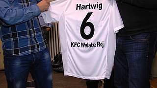 Auch Jimmy Hartwig hat jetzt ein Trikot vom KFC Welate Roj. © Christian Schreder