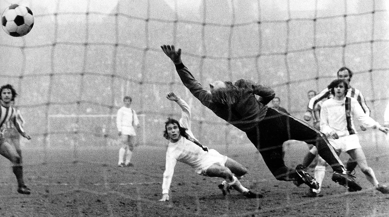 Ausgleich 1972 gegen Borussia-Torwart Kleff: Roth (im Hintergrund) trifft © imago/Horstmüller