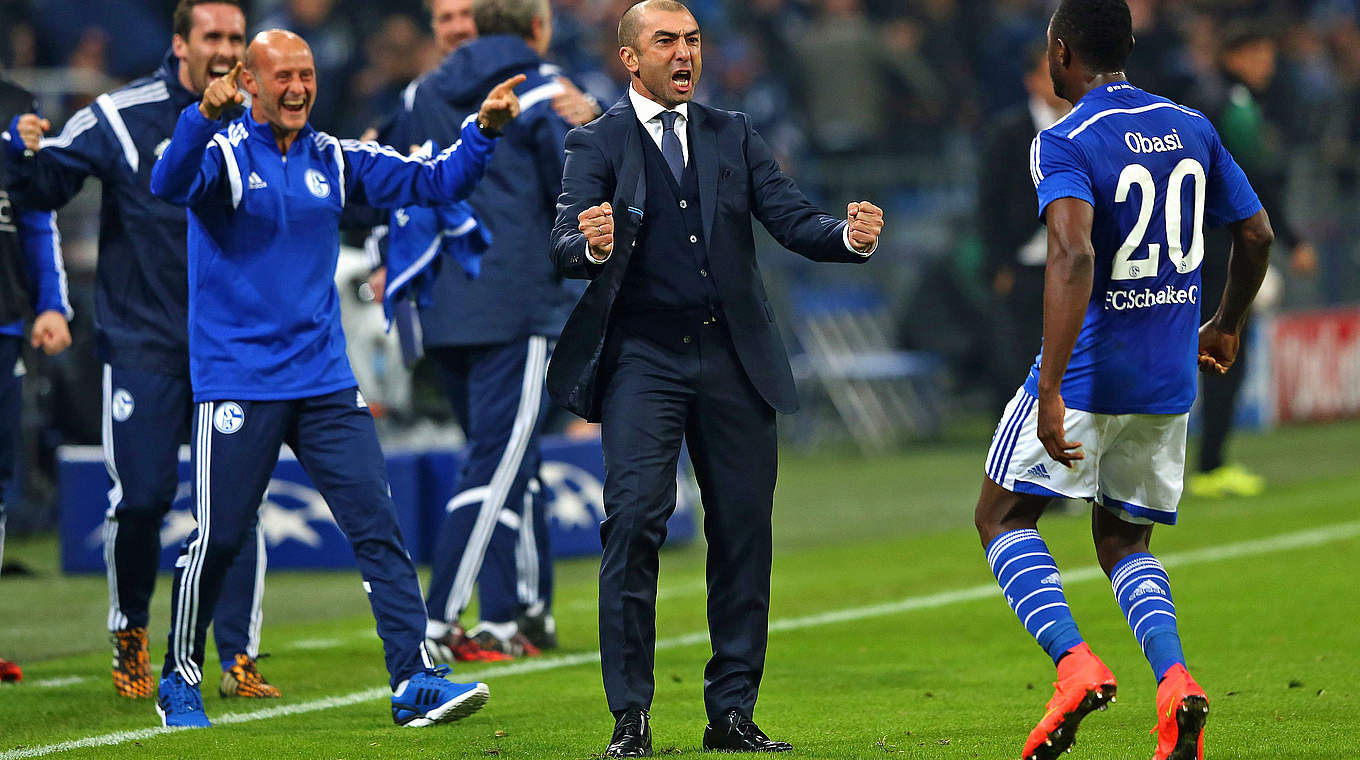 Zweiter Sieg im zweiten Spiel als Schalke-Trainer: Roberto di Matteo bejubelt das 1:1 durch Obasi © 2014 Getty Images