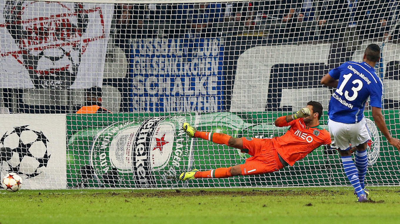 Königsblauer Siegtreffer in der Nachspielzeit: Choupo-Moting trifft vom Punkt zum 4:3-Endstand gegen Sporting Lissabon © 2014 Getty Images