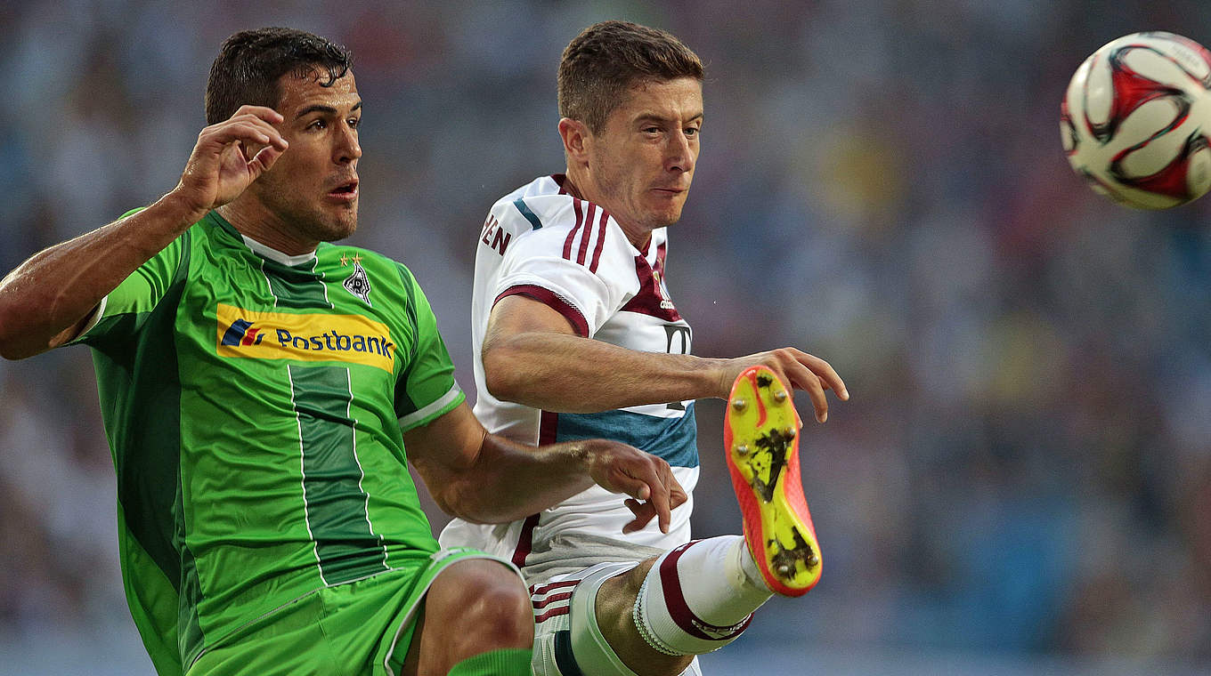 Duell vom Telekom Cup: Gladbachs Dominguez (l.) gegen Lewandowski © 2014 Getty Images