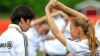 Mit 20 Spielerinnen nach Schottland: U 15-Trainerin Bettina Wiegmann (l.) © 2014 Getty Images