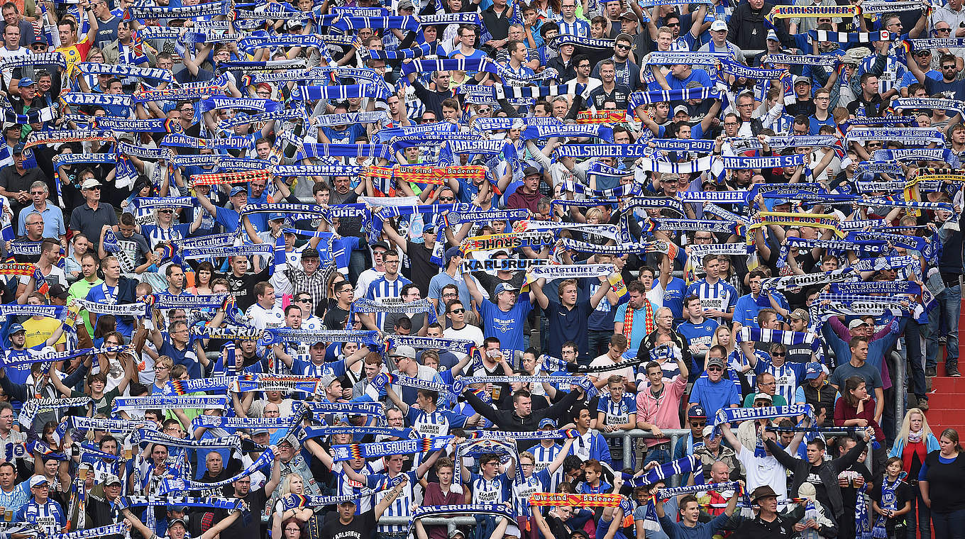 Freuen sich über drei Punkte: Die mitgereisten Fans aus Karlsruhe © 2014 Getty Images