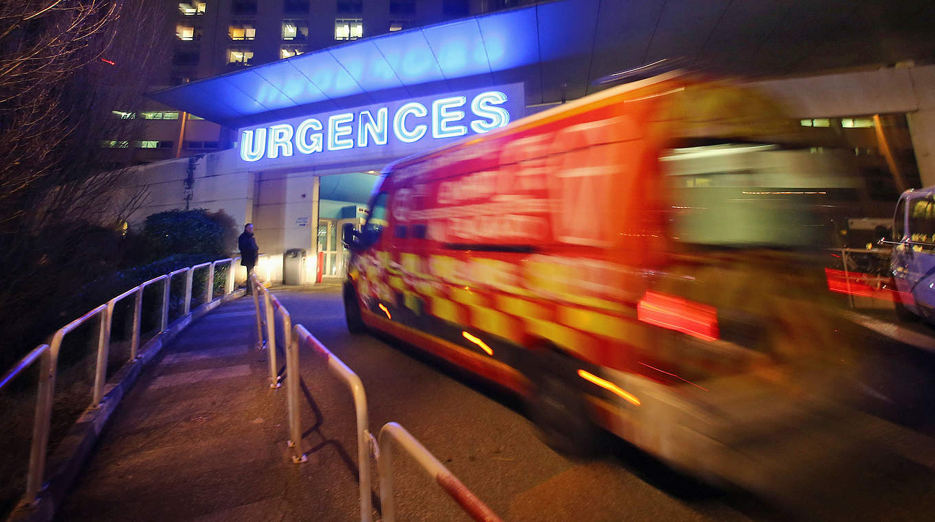 Schwere Verletzung: Der Spieler wurde mit dem Krankenwagen abtransportiert © 2013 Getty Images