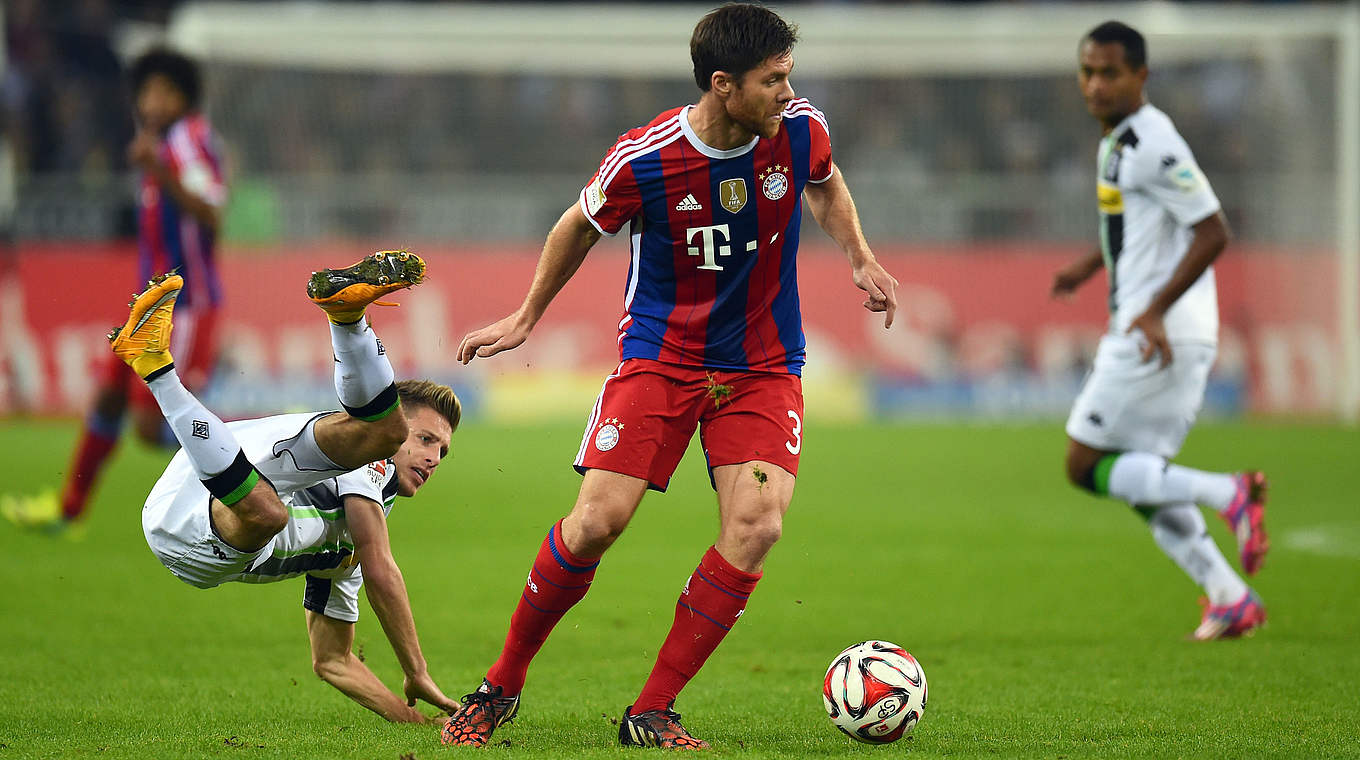 Mittelfeldduell: Xabi Alonso (M.) und Patrick Herrmann (l.) © 2014 Getty Images