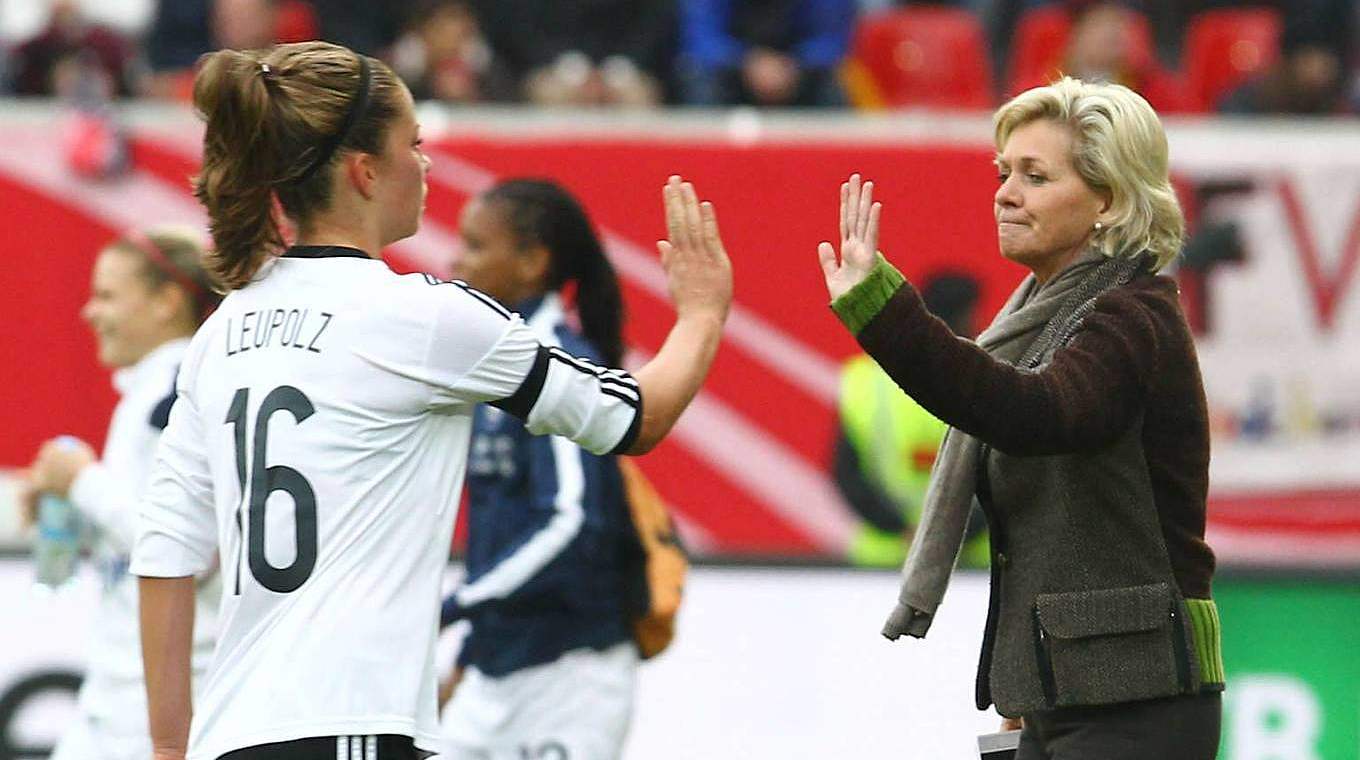 Abgeklatscht: Bundestrainerin Silvia Neid (rechts) mit Melanie Leupolz. © Imago