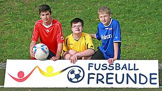 Gemeinsame Leidenschaft: Behinderte und nicht-behinderte Kinder spielen Fußball © DFB