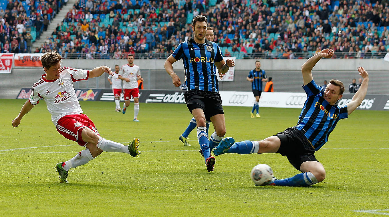 Gegen Saarbrücken: Die Fans feiern den Aufstieg und ein 5:1 © 2014 Getty Images