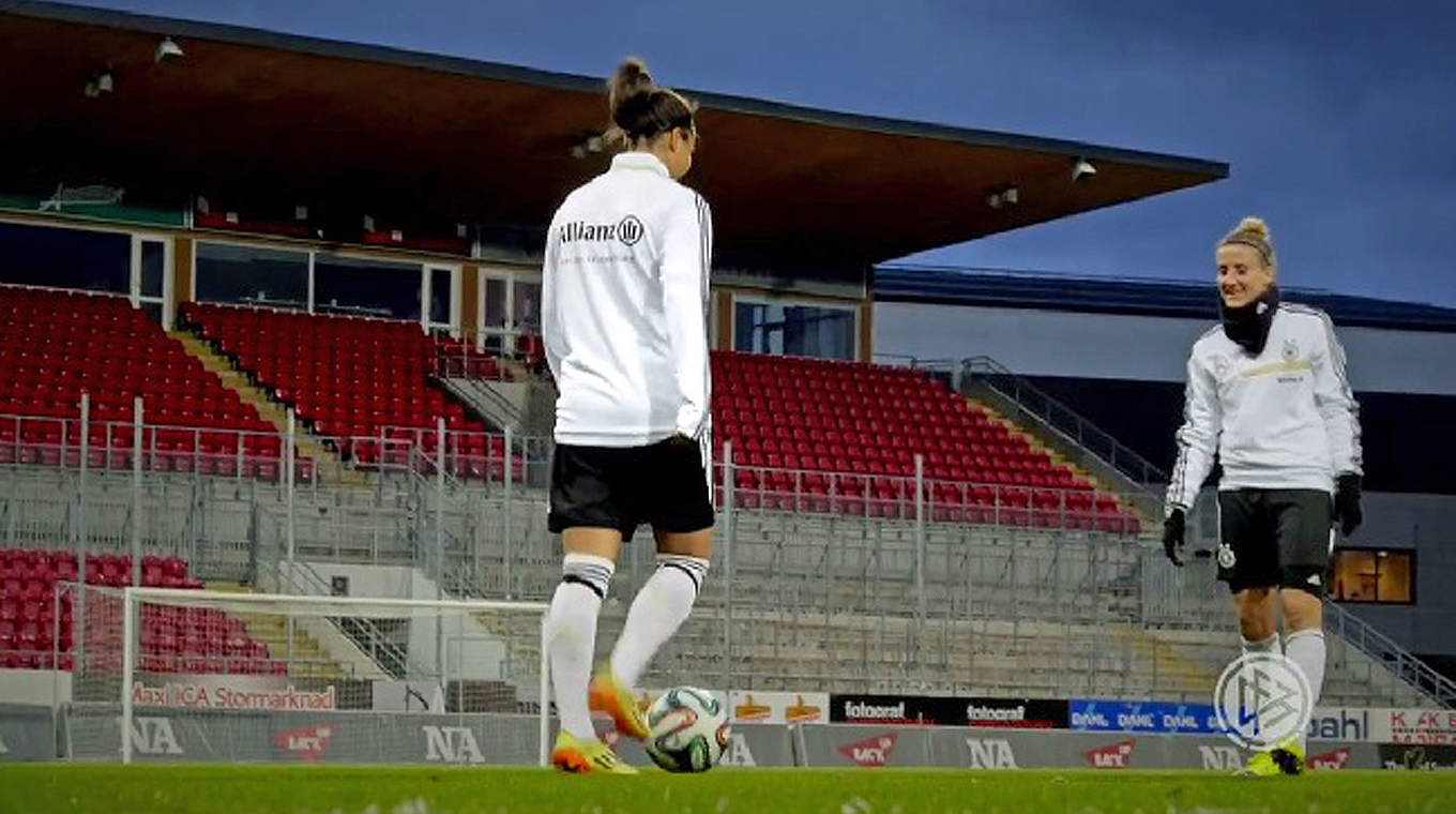 Ballkontakt in Örebro: Das erste Training nach der Ankunft © DFB-TV