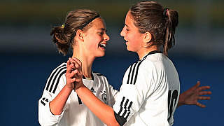 Jubel beim ersten Sieg: Lea Schneider (l.) und Maral Artin © 2014 Getty Images