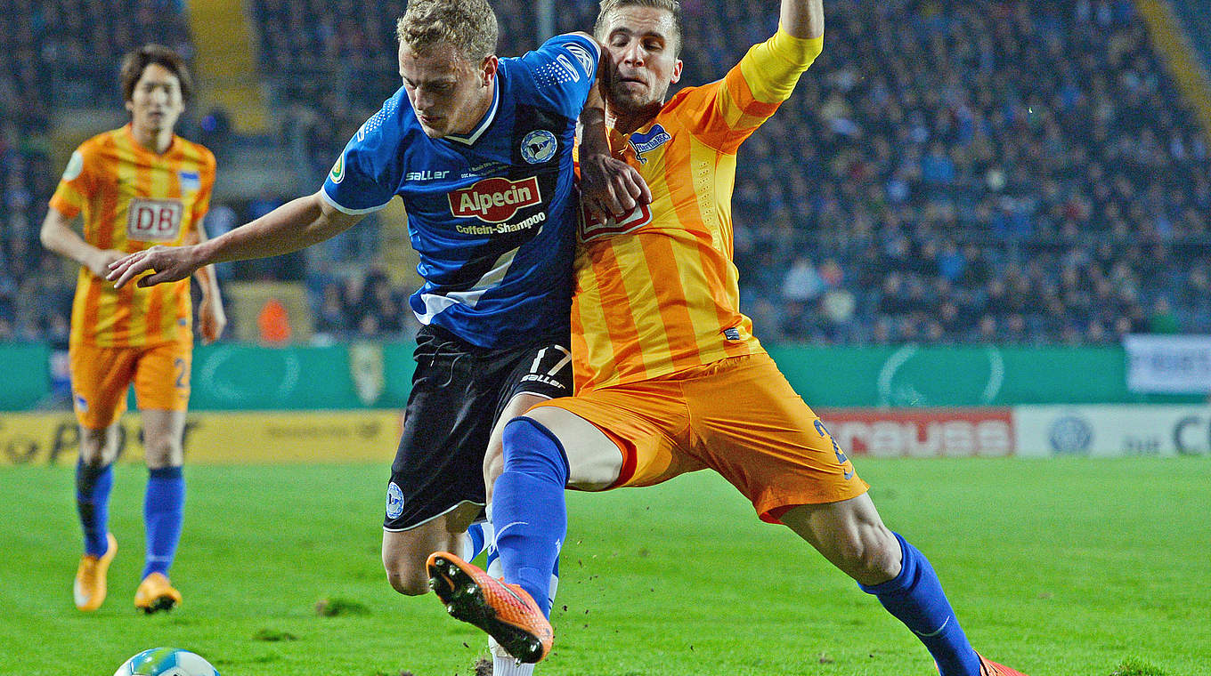 Bielefeld's Hemlein battles Hertha's Pekarik for the ball © 2014 Getty Images