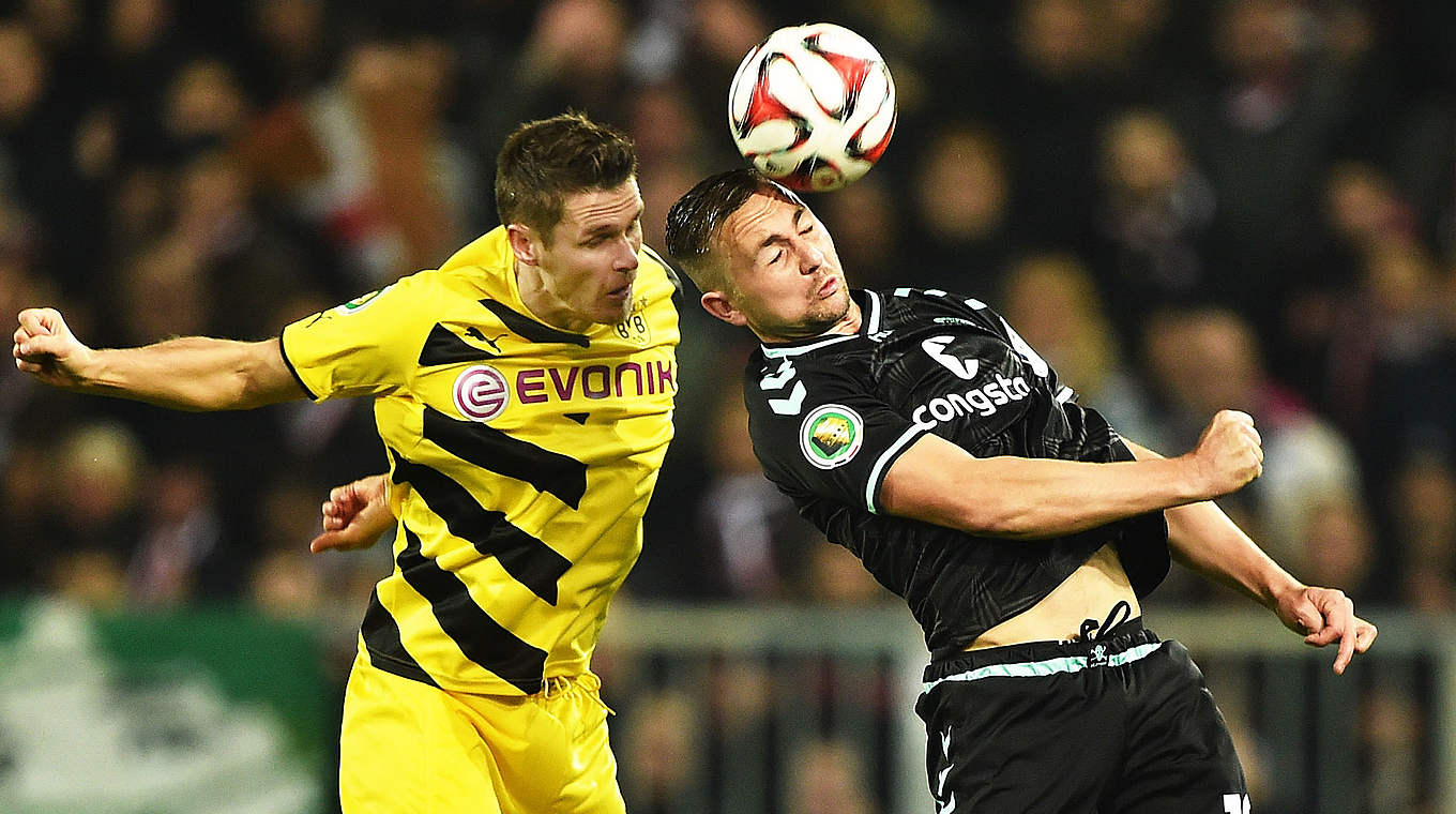 Dortmund im Achtelfinale: Sebastian Kehl im Kopfball-Duell mit St. Paulis John Verhoek © 2014 Getty Images