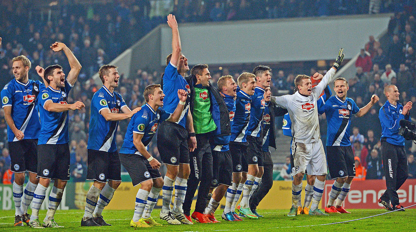 Jubel bei der Arminia aus Bielefeld: Sieg im Elfmeterschießen gegen die Hertha © 2014 Getty Images