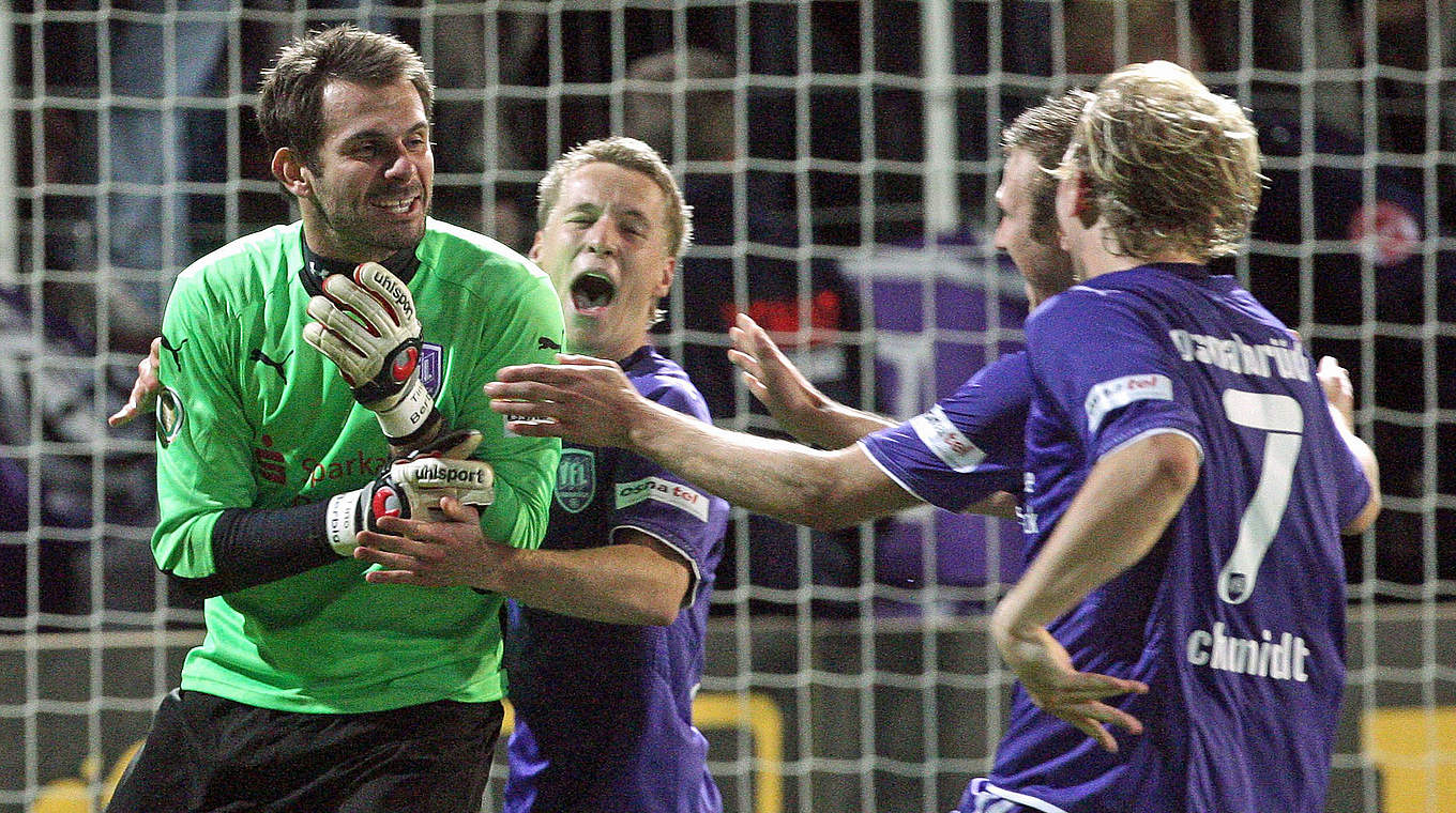 Pokalheld 2009/2010 vom VfL Osnabrück: Torwart Tino Berbig (l.) © 2009 Getty Images