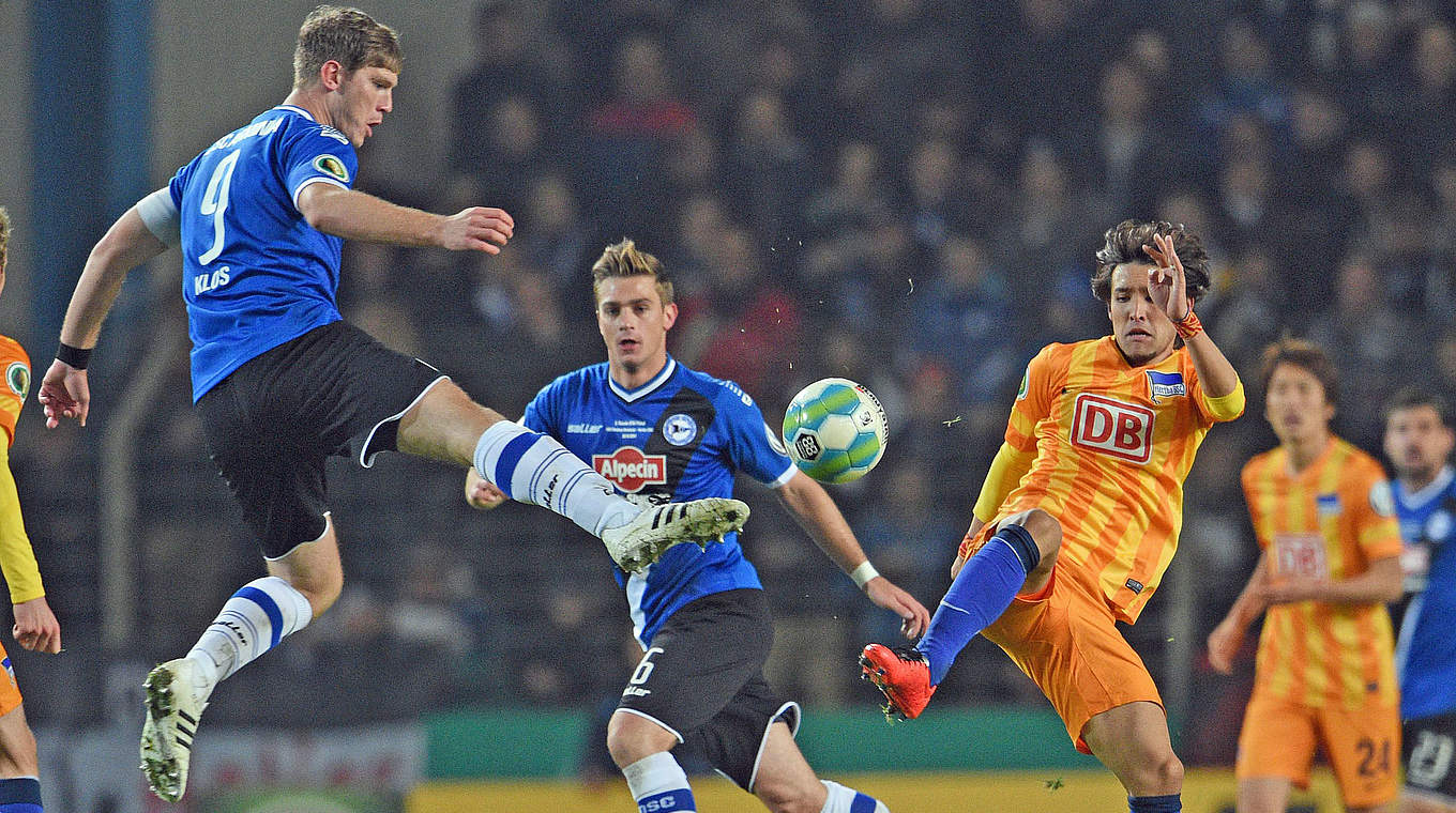 Umkämpfes Duell: Bielefeld gegen Hertha BSC © 2014 Getty Images
