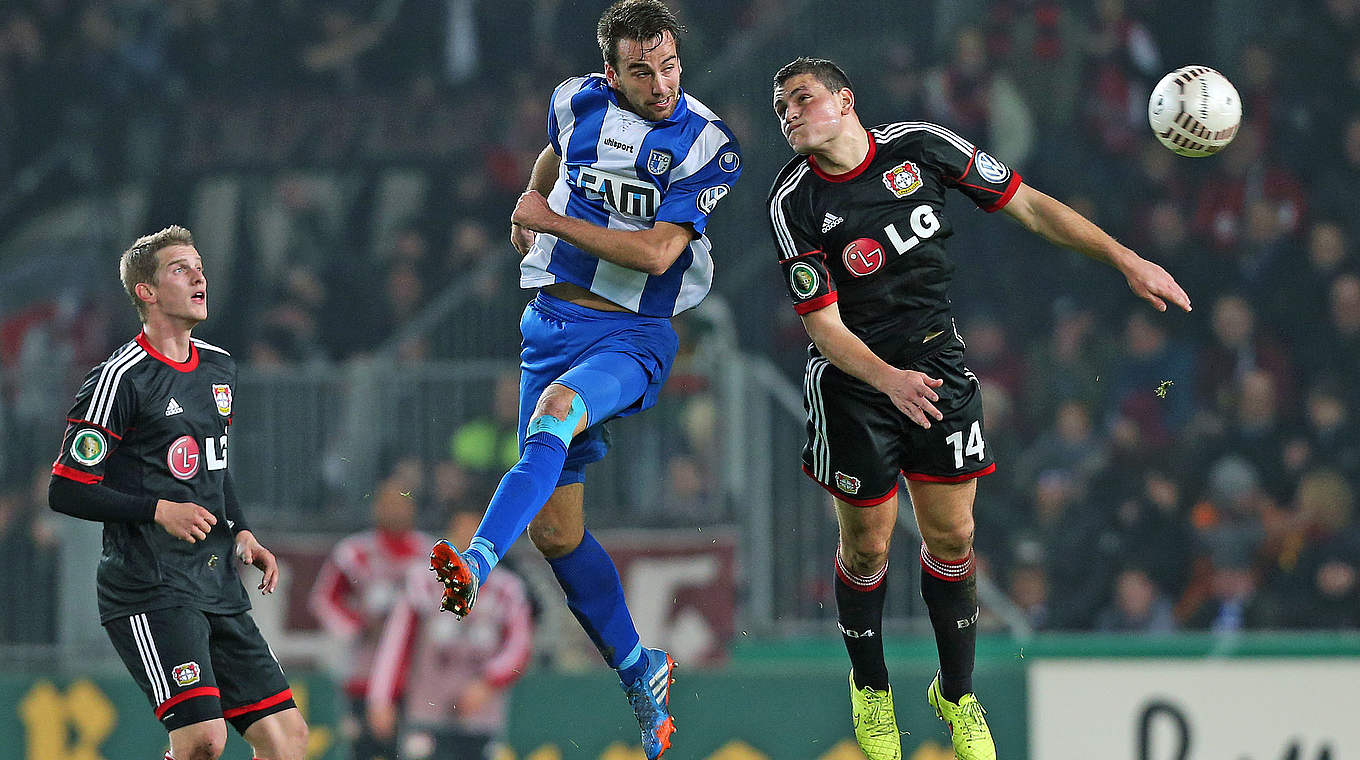 Luftduell: Magdeburgs Christian Beck (l.) and Kyriakos Papadopoulos (Leverkusen) © 2014 Getty Images