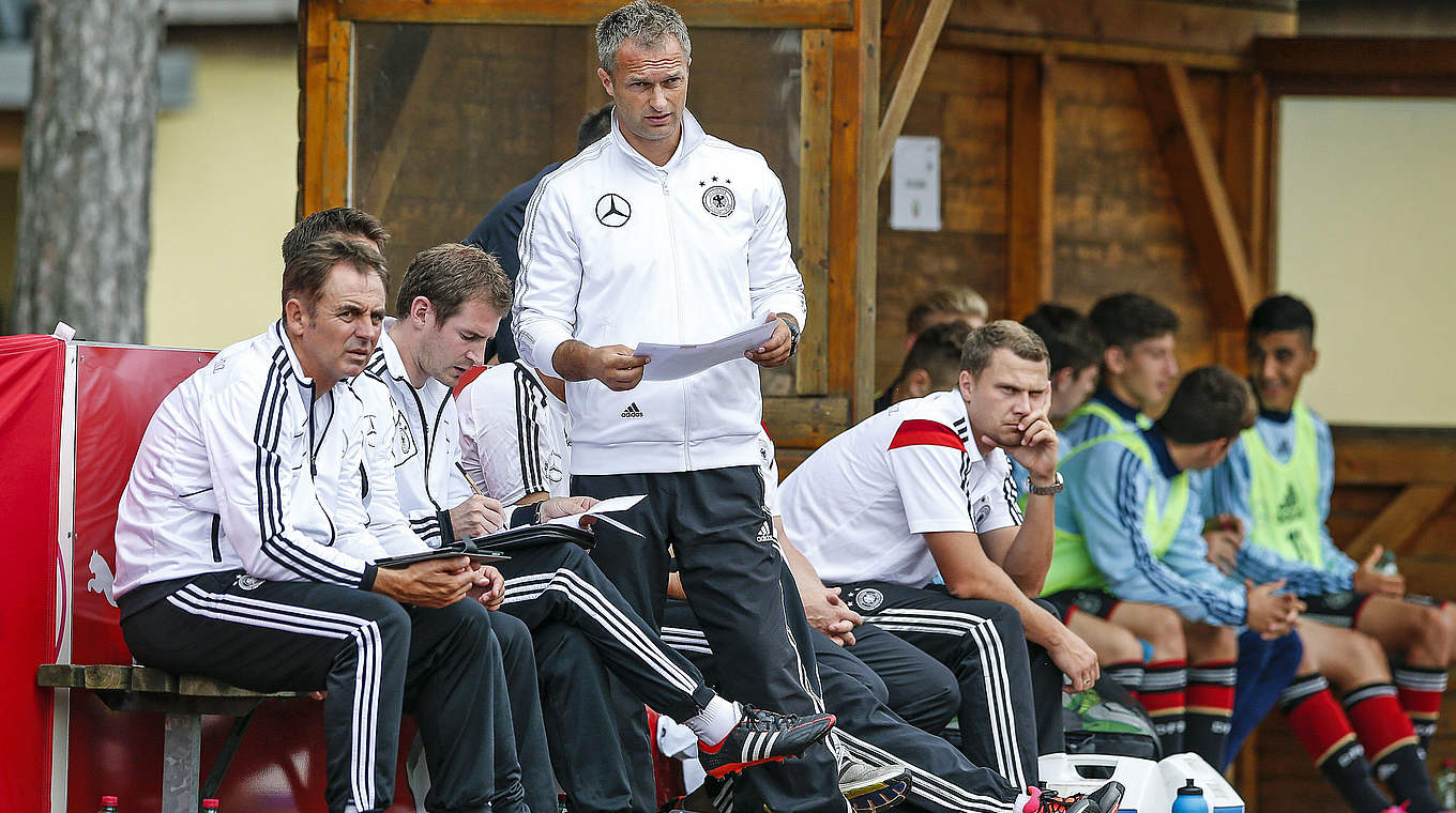 U 17-Trainer Christian Wück (stehend): "Favoriten sehe ich in der Gruppe keinen" © 2014 Getty Images