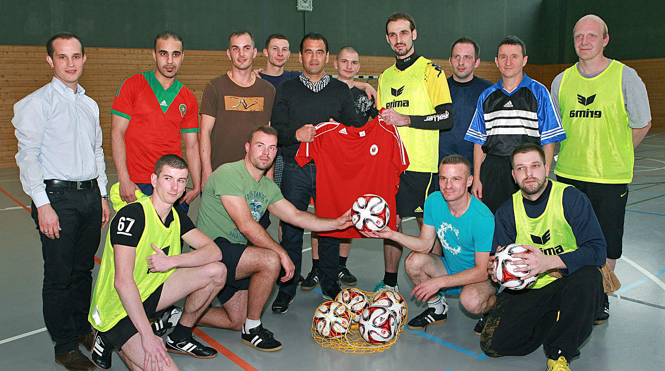 Foto mit den fußballbegeisterten Inhaftierten: Ex-Nationalspieler Ulf Kirsten © 