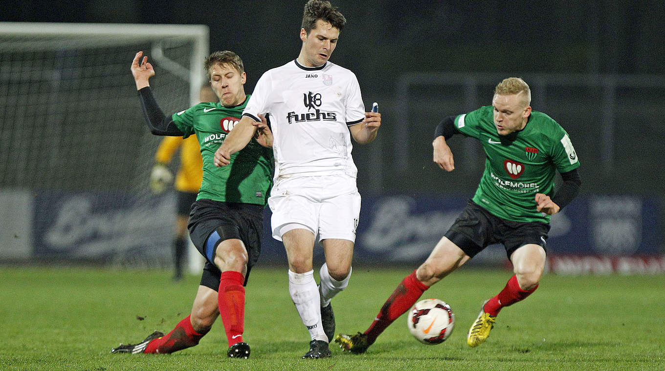 Intensive Partie: Die Schweinfurter Müller (l.) und Krämer (r.) im Duell mit Bambergs Görtler © Jan Kuppert