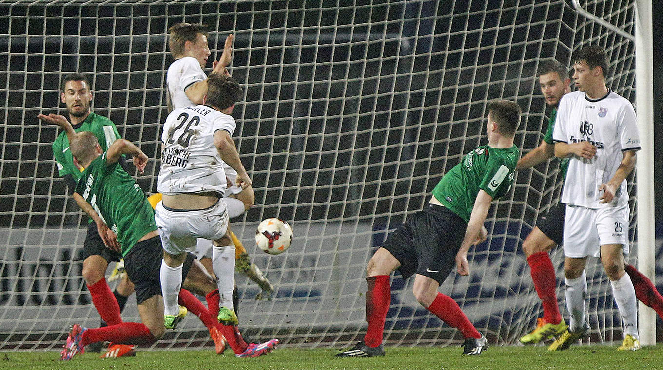 Chance vertan: Bambergs Lukas Dotzler (M.) scheitert an der Schweinfurter Abwehr © Jan Kuppert