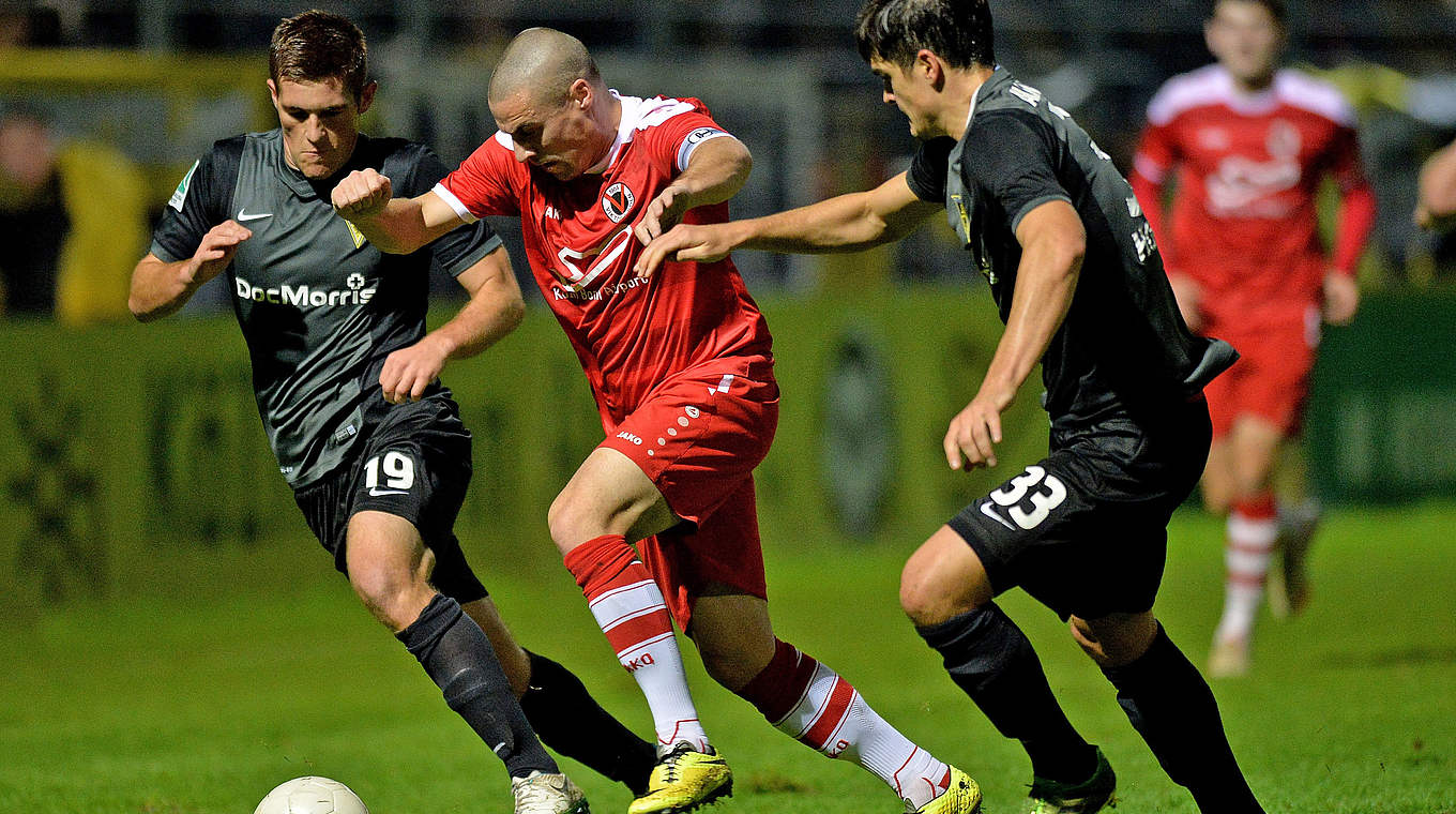 Intensive Angelegenheit: Kölns Staffeldt (M.) im Duell mit zwei Aachenern © 2014 Getty Images