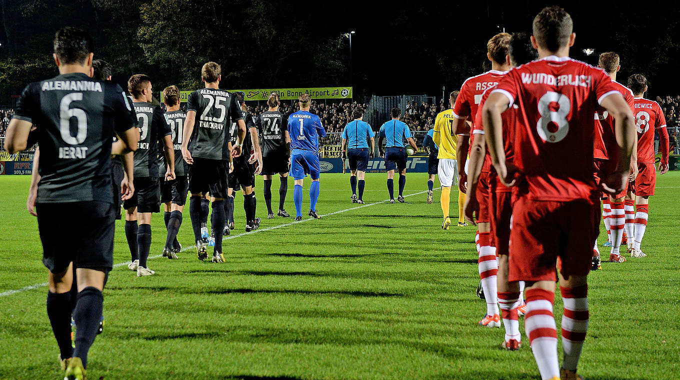 Nun punktgleich an der Spitze: Viktoria Köln und Alemannia Aachen © 2014 Getty Images