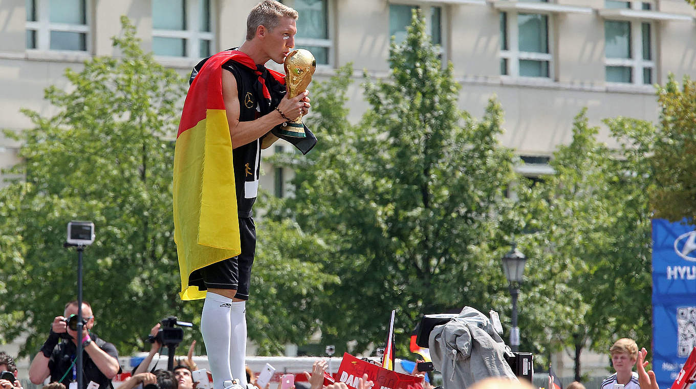 Präsentiert den Fans den WM-Pokal: Bastian Schweinsteiger © 2014 Getty Images